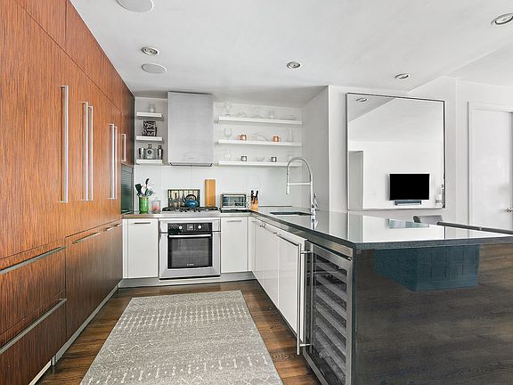 4th image of 133 W 22nd St APT 8B
