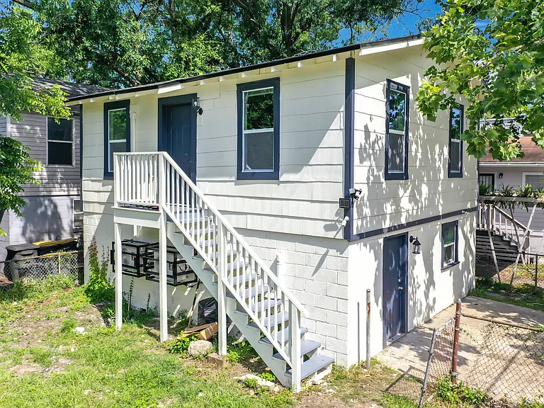 844 Tyler St — Photo 14