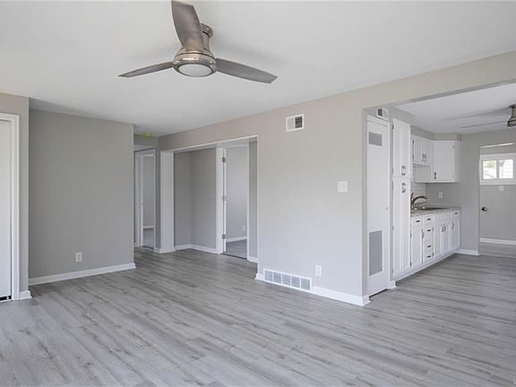 4th image of 566 Montrose Ave