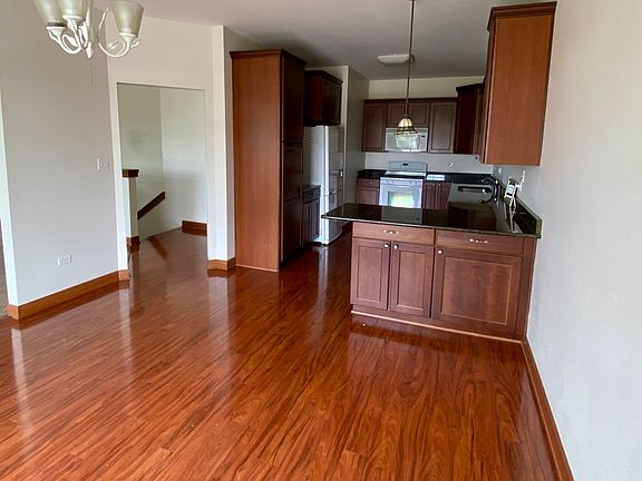 4th image of 410 E 160th Pl