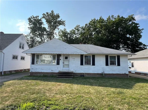 29589 Shaker Dr, Wickliffe, OH 44092