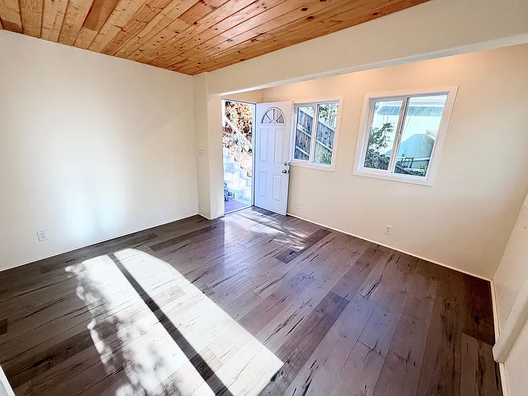 345 Crane Blvd — Photo 49