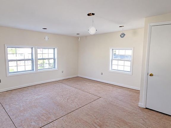 3rd image of 122 N High St