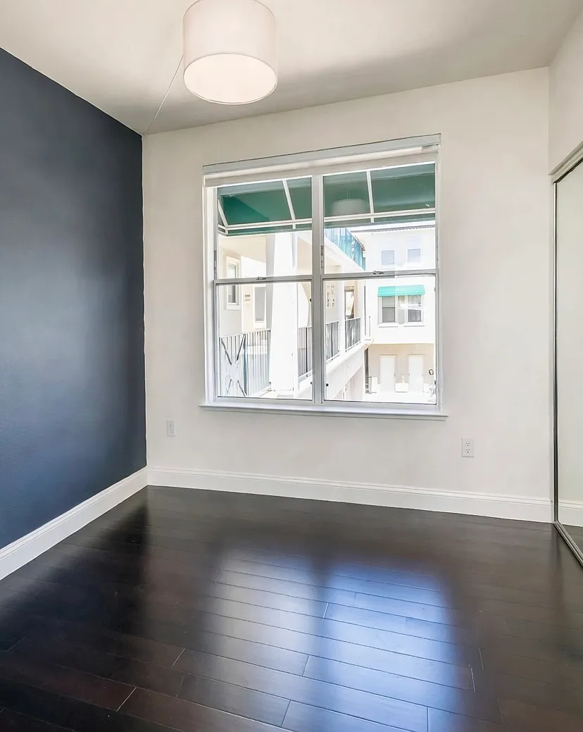 2 bed, 1049 sqft, $4,390 — Photo 4