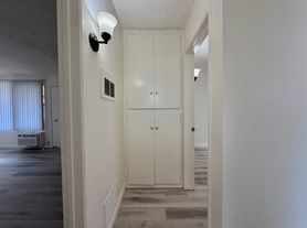 El Camino Apartments, 7