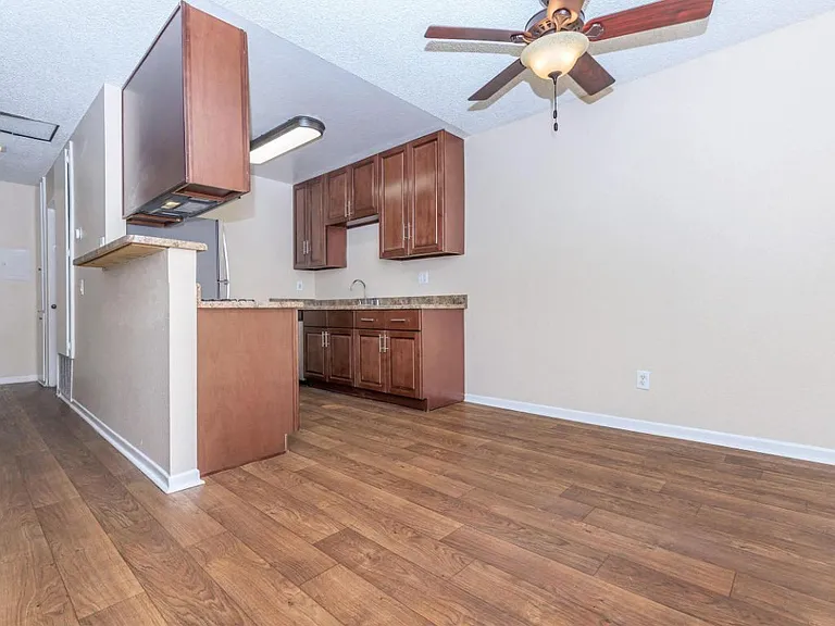 The Newport Apartments — Photo 39