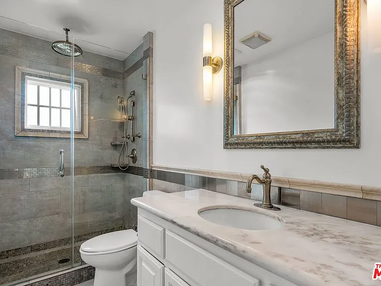 10810 Rochester Ave — Photo 25