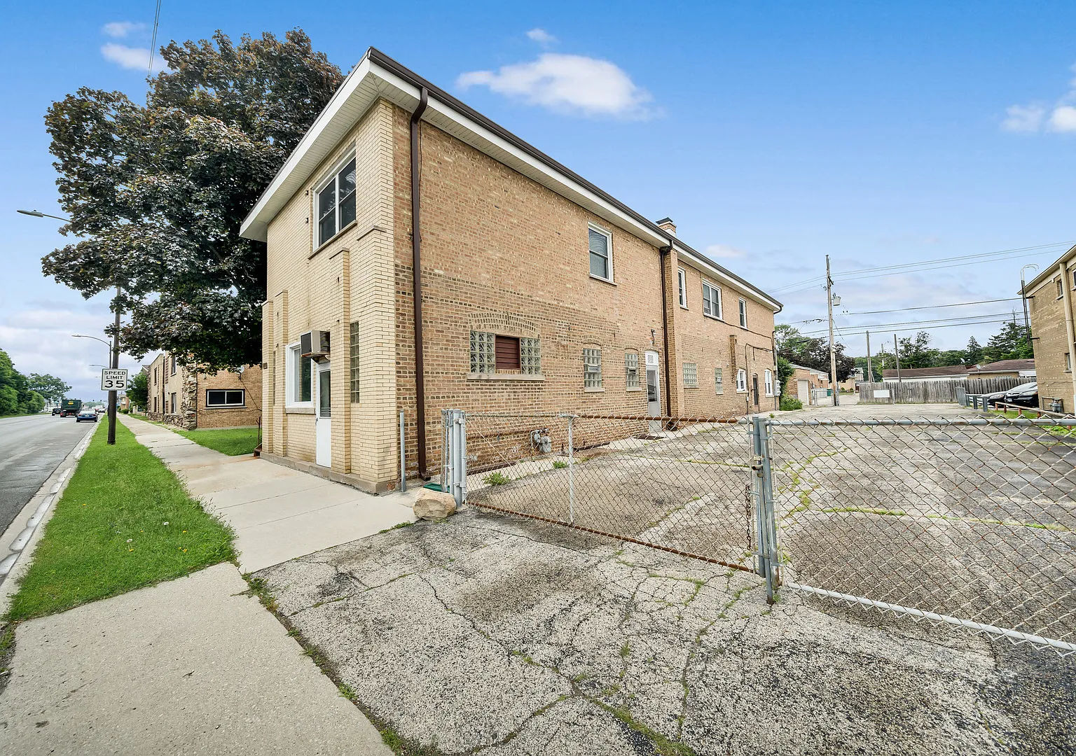 2 bed, 950 sqft, $1,550 — Photo 2