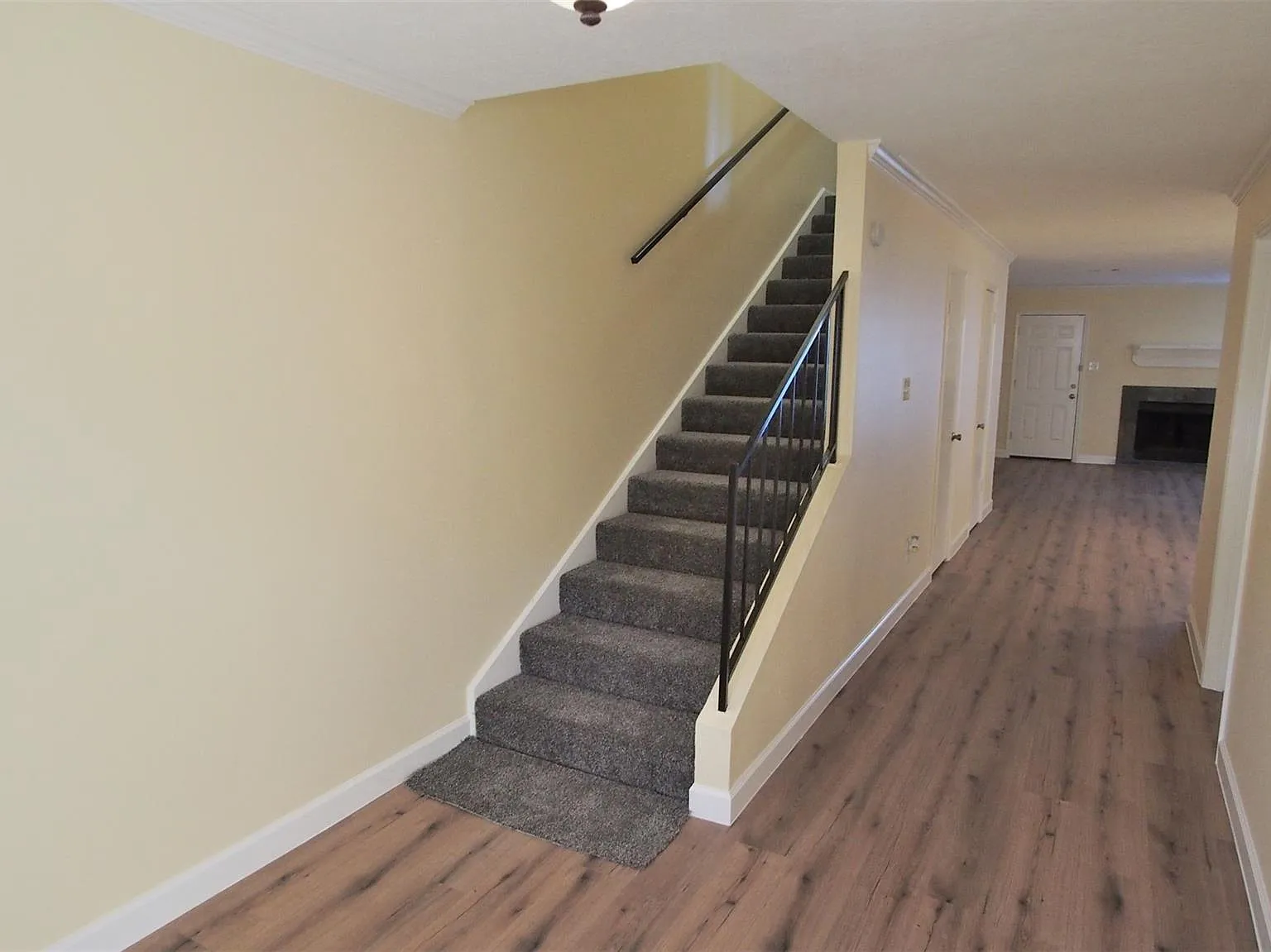 3 bed, 2.5 bath, 2156 sqft, $1,795 — Photo 2