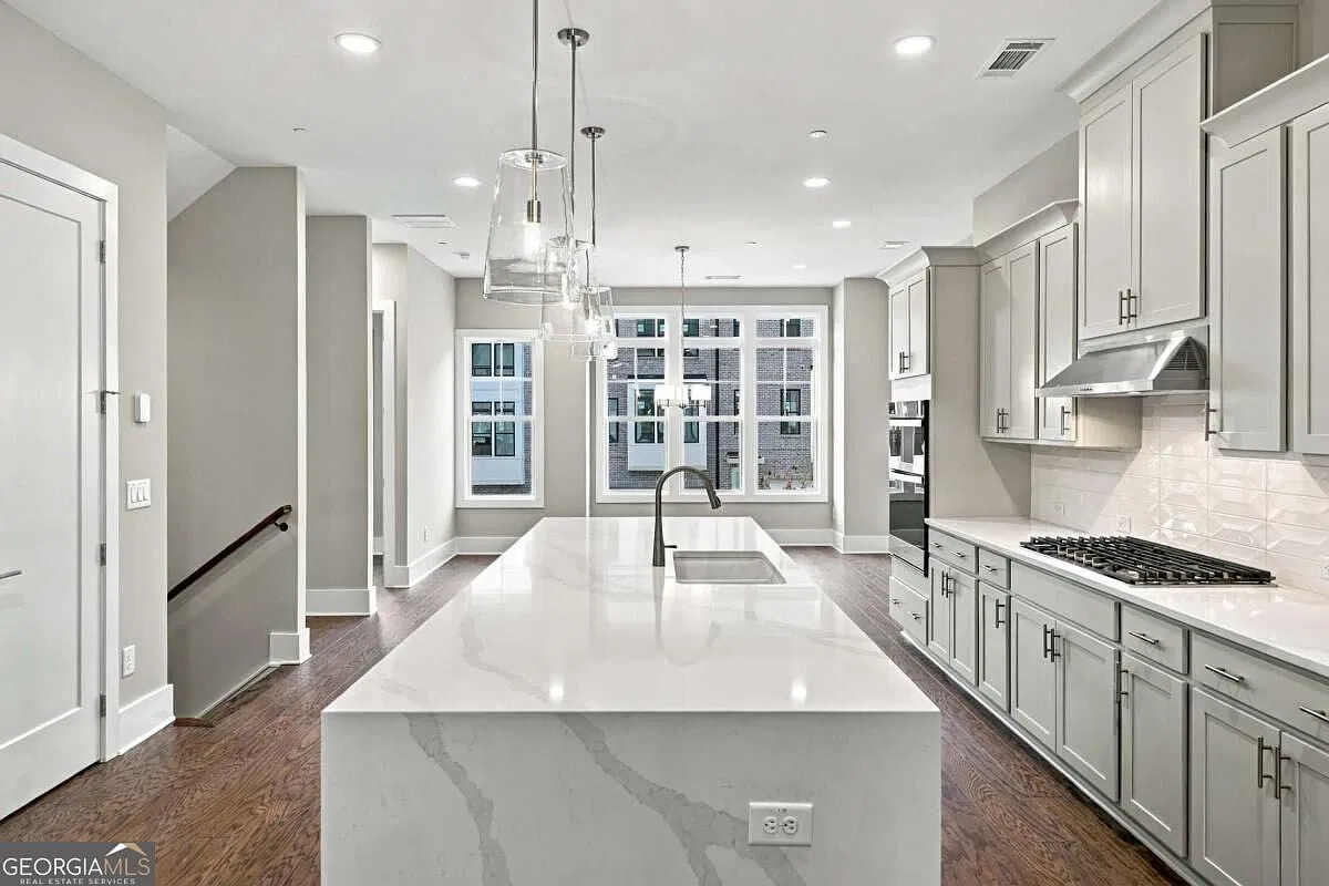 3 bed, 3.5 bath, 2631 sqft, $5,000 — Photo 2