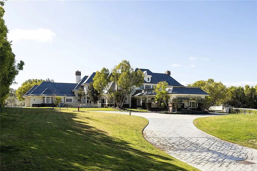 7 bed, 7.0 bath, 9500 sqft, $40,000 — Photo 1