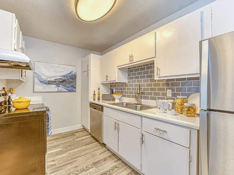 Las Brisas Apartment Homes — Photo 2