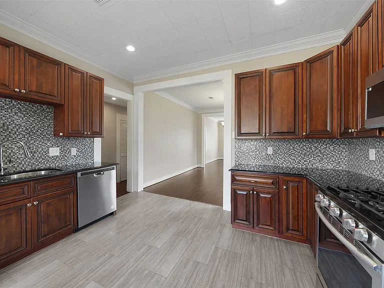 309 Pecore St — Photo 24