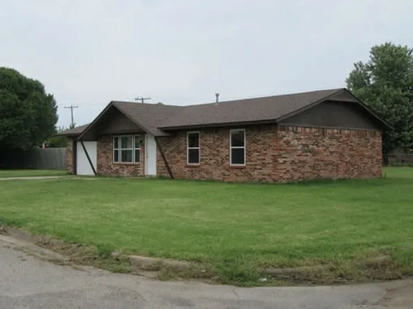 1902 Elmwood Dr, Blackwell, OK 74631