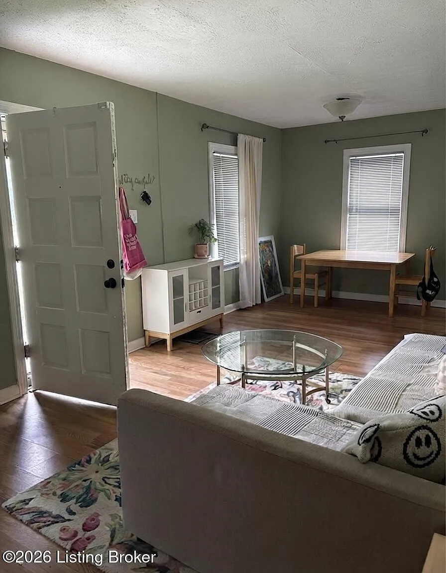 3 bed, 1.0 bath, 1000 sqft, $1,595 — Photo 3