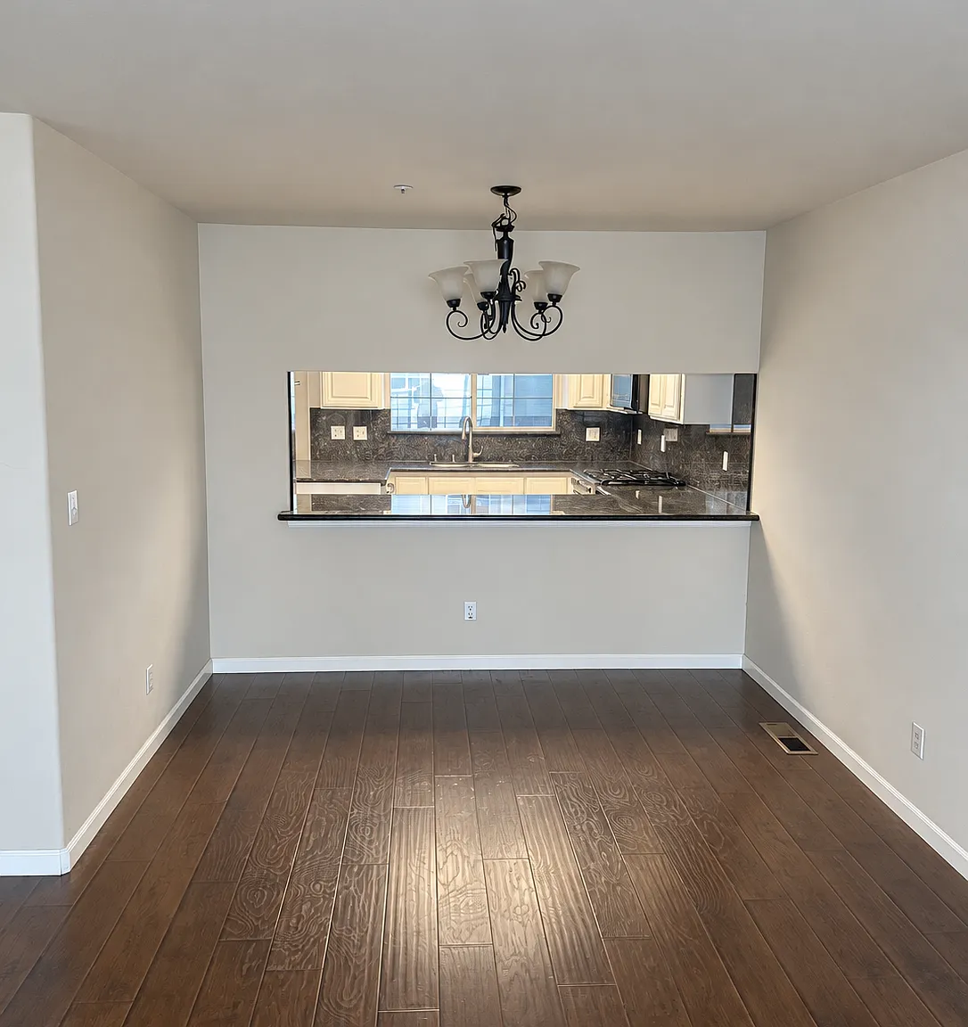 3 bed, 2.5 bath, 1780 sqft, $5,100 — Photo 2