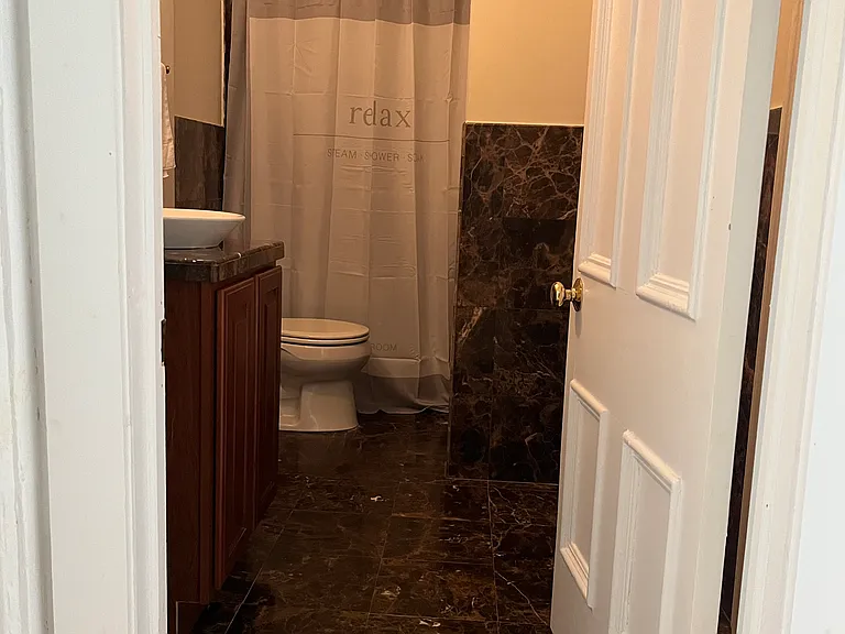 212 W Franklin St #104 — Photo 6