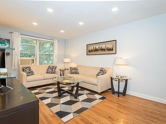 3rd image of 4 Edwards St APT 1G