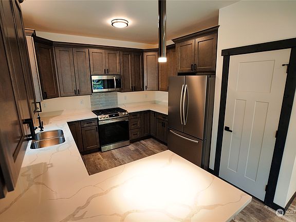 5th image of 127 Mountain View Drive N