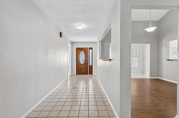 5 bed, 5.0 bath, 4300 sqft, $3,950 — Photo 3