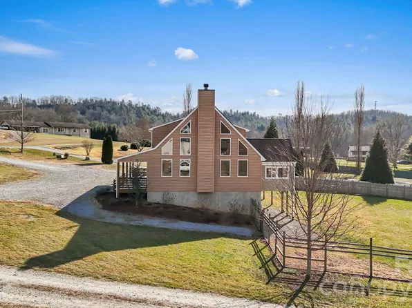 40 Forge Valley Dr, Mills River, NC 28759