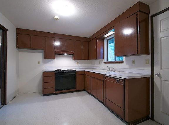 4th image of 9913 114th St SW