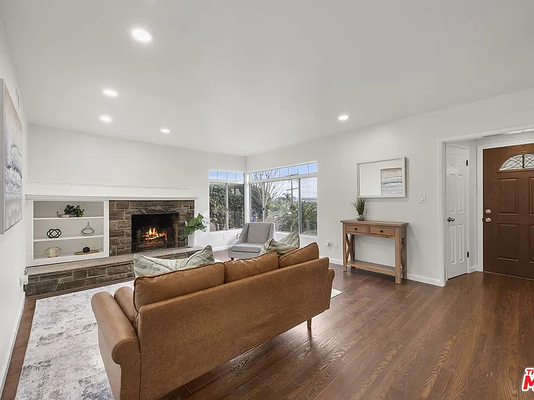 1061 N Euclid St — Photo 3
