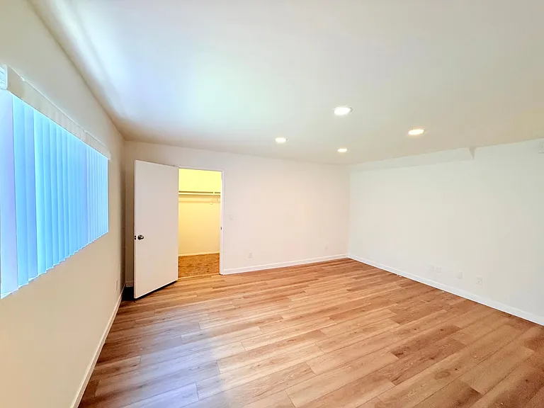 5233 Cartwright Avenue — Photo 18