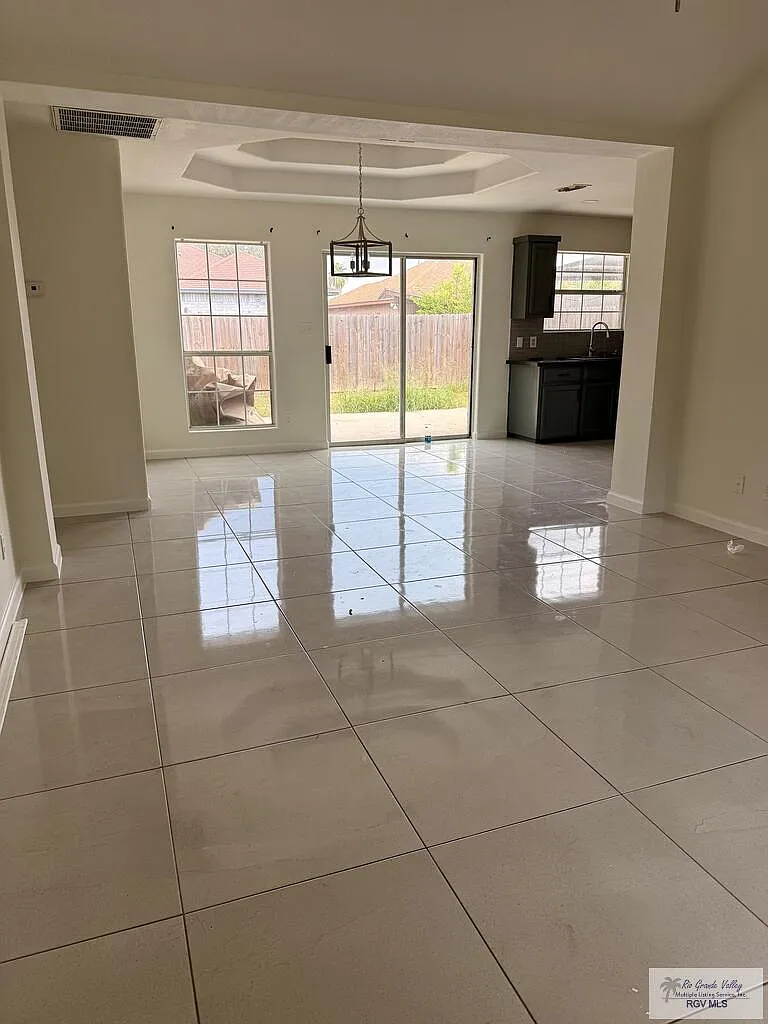 3 bed, 2.0 bath, 1294 sqft, $1,600 — Photo 3