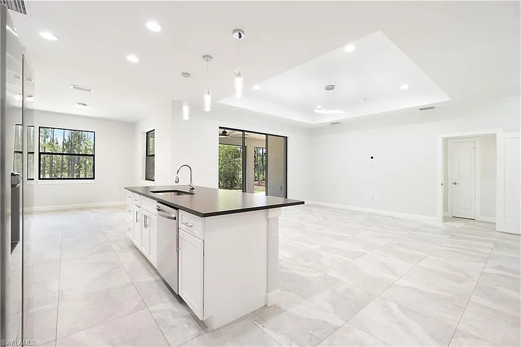 3 bed, 2.0 bath, 1713 sqft, $3,200 — Photo 4