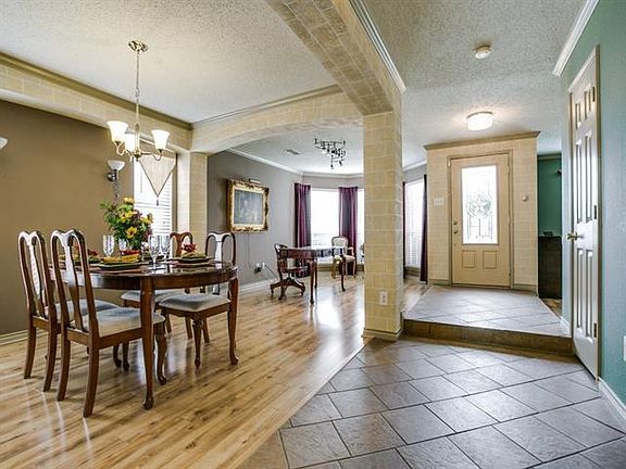 5th image of 803 Forest Edge Ln