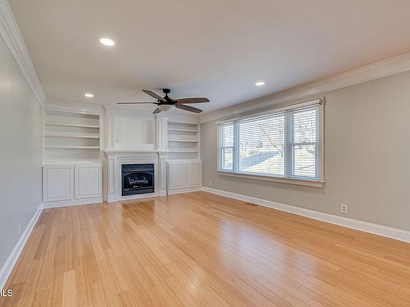 5th image of 949 Karen Rd