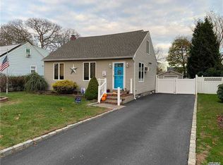 27 Walnut Ave, Patchogue, NY 11772