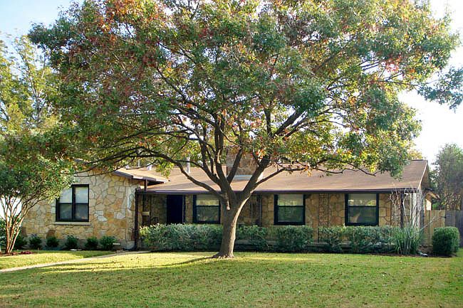 1st image of 216 E Nottingham Dr