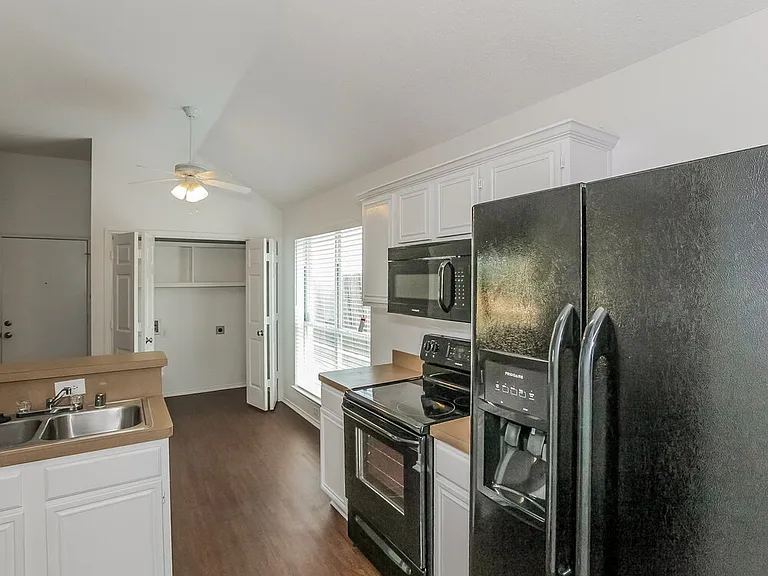 1349 Meadow Creek Dr — Photo 6