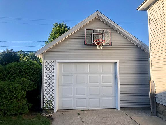 4th image of 2630 Blair Ave