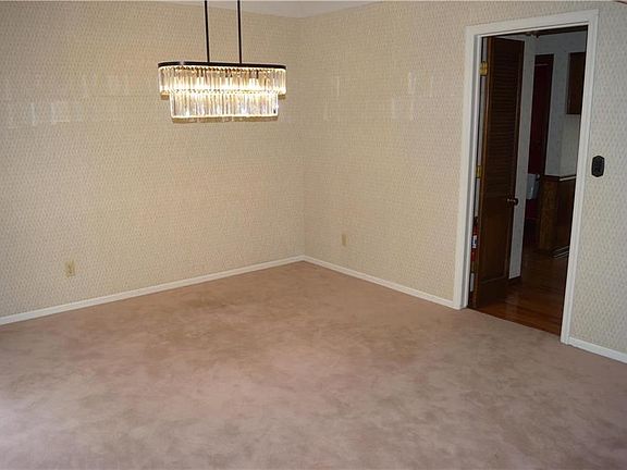 3rd image of 2925 Taylor Dr