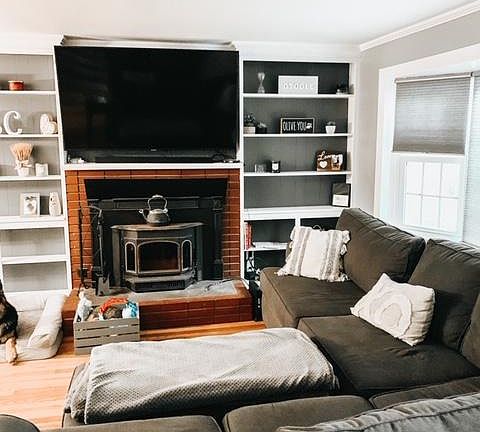 MAIN LIVING ROOM/SPACE