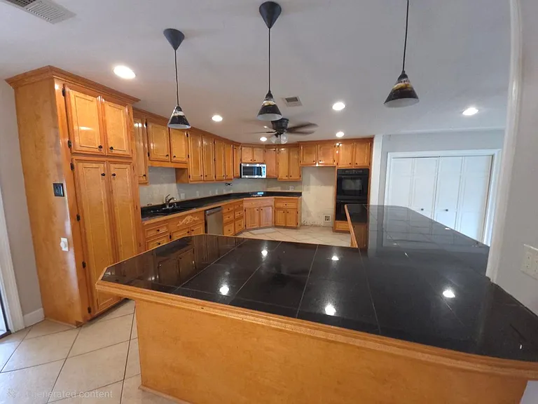 926 Pecan St — Photo 12