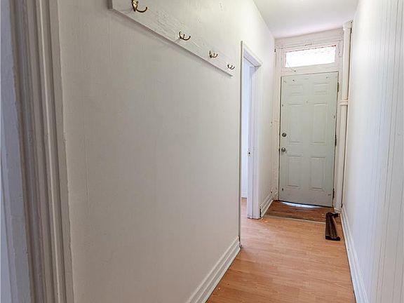 3rd image of 233 N Poplar St