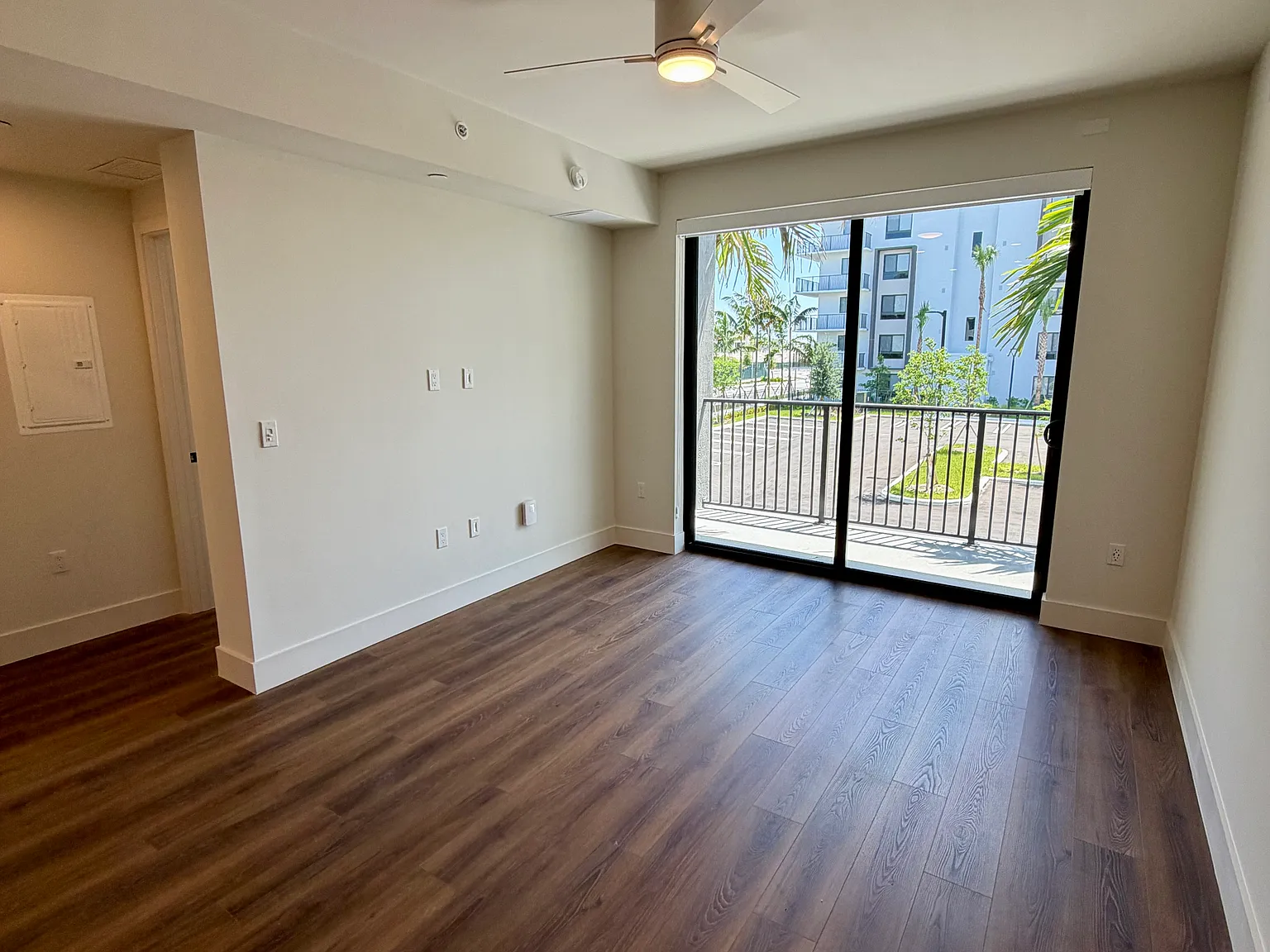 2 bed, 1038 sqft, $2,697 — Photo 3