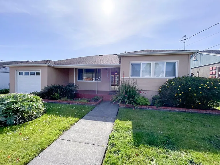 2245 Baldwin St — Photo 1
