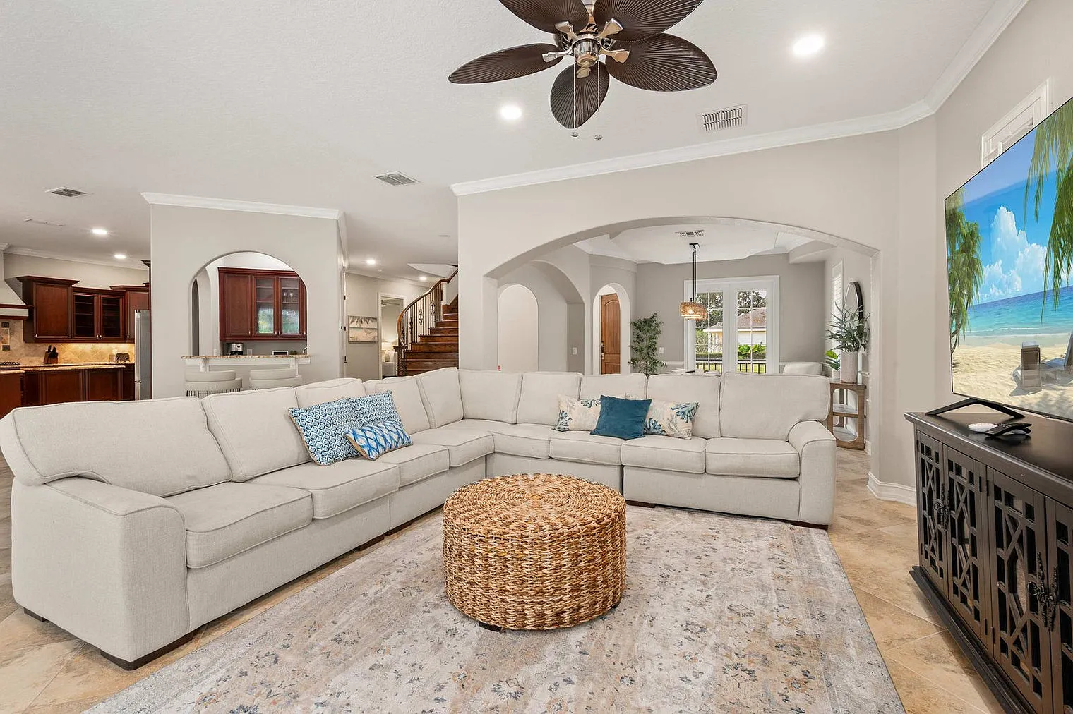 5 bed, 5.0 bath, 7050 sqft, $5,925 — Photo 2