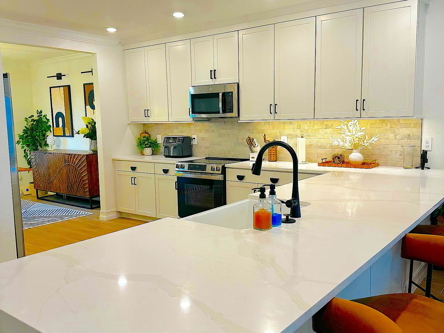 3 bed, 2200 sqft, $6,250 — Photo 4