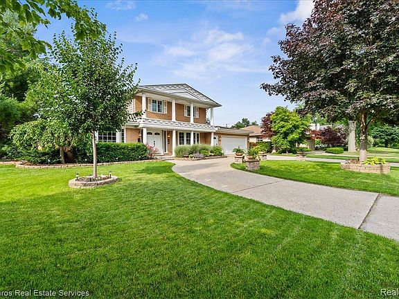 2nd image of 16 Crestwood Dr