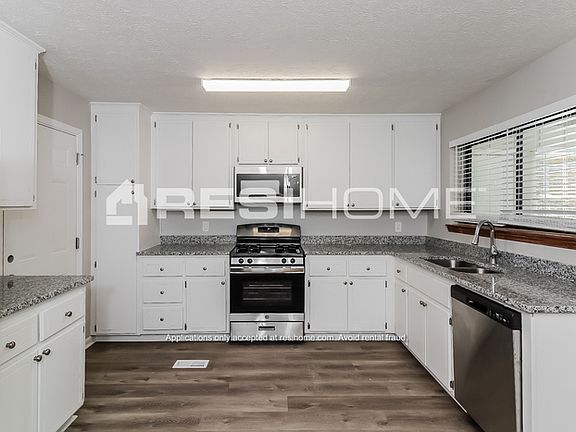 3rd image of 3041 Carmel Dr