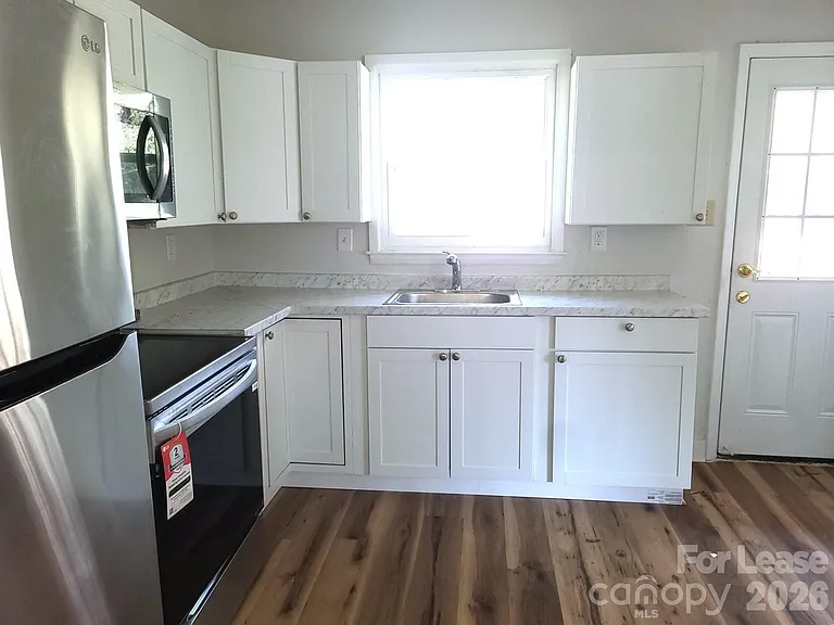 711 E John St — Photo 3