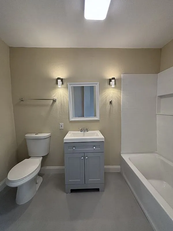5 bed, 2.0 bath, 2075 sqft, $2,700 — Photo 3