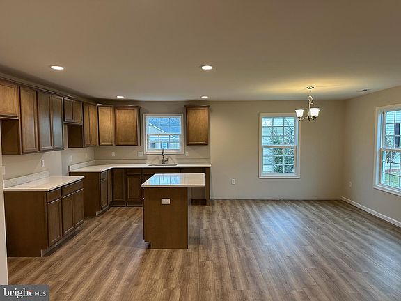 3rd image of 545 Great Oak Ct