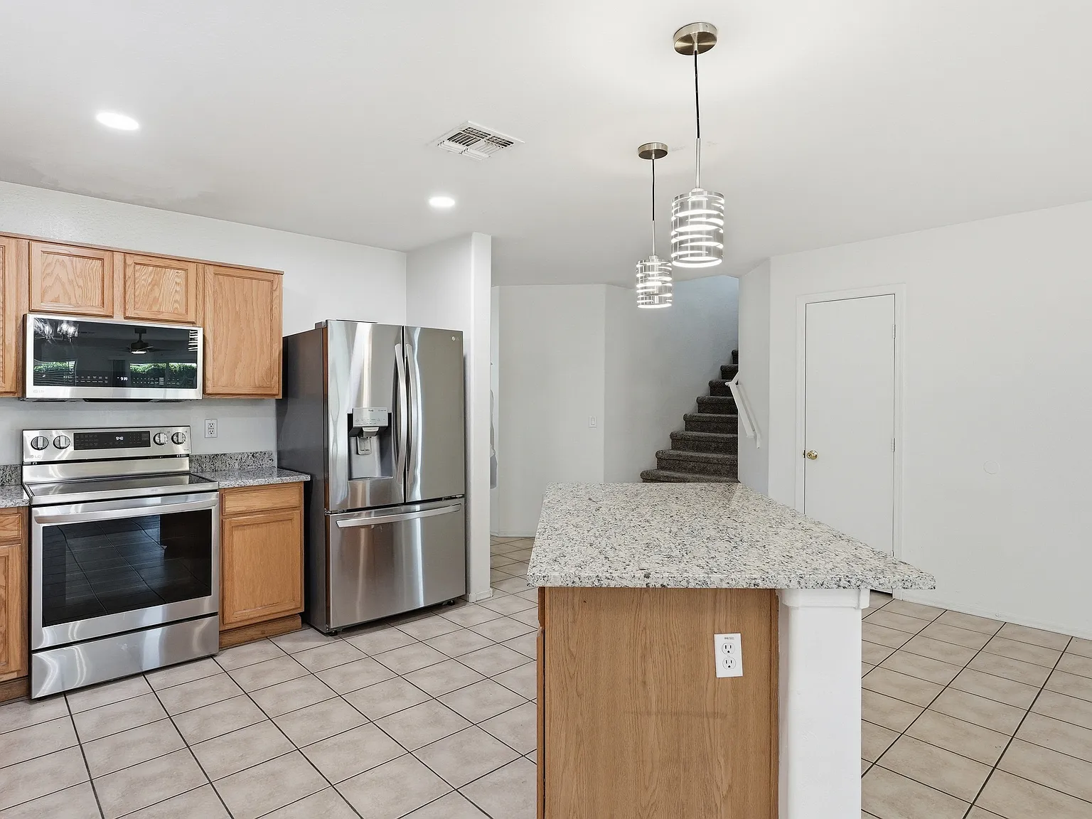 5 bed, 2.5 bath, 3200 sqft, $3,095 — Photo 4